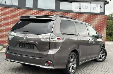 Мінівен Toyota Sienna 2015 в Львові