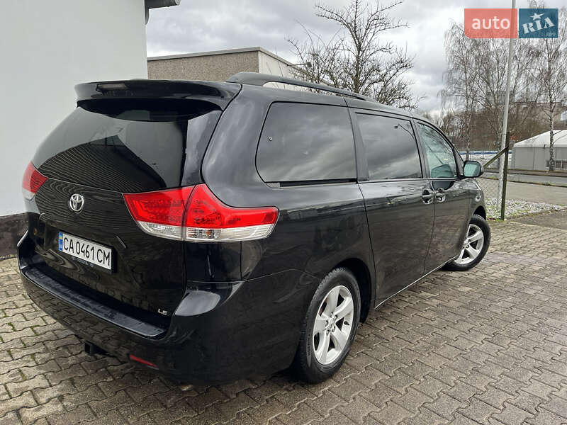 Минивэн Toyota Sienna 2013 в Ракитном