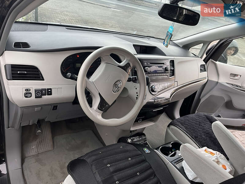 Минивэн Toyota Sienna 2013 в Ракитном
