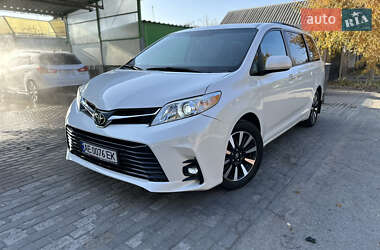 Мінівен Toyota Sienna 2015 в Дніпрі