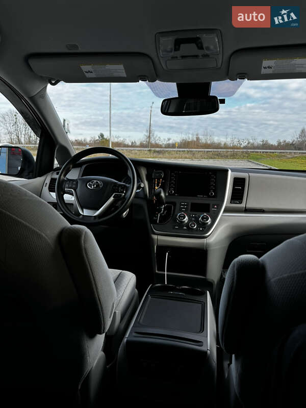 Мінівен Toyota Sienna 2019 в Львові