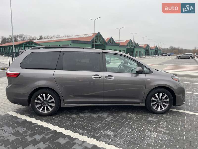 Мінівен Toyota Sienna 2019 в Києві