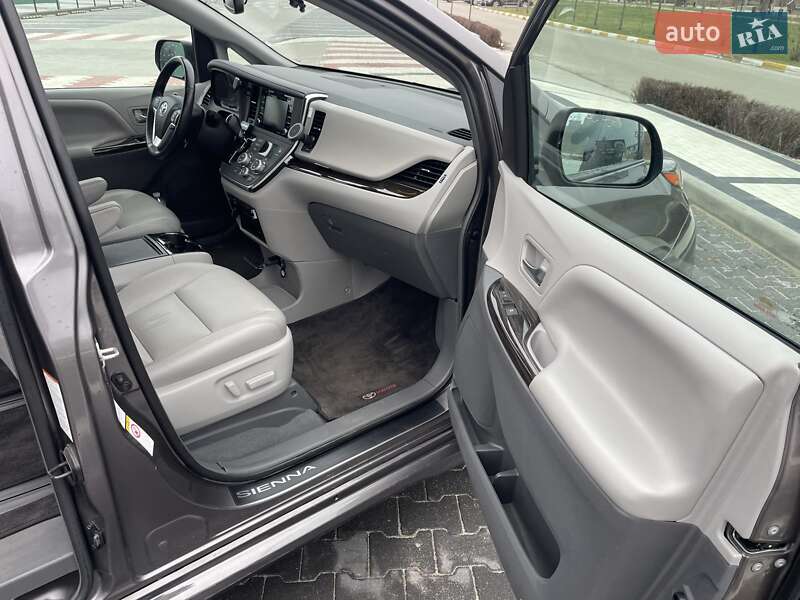 Мінівен Toyota Sienna 2019 в Києві