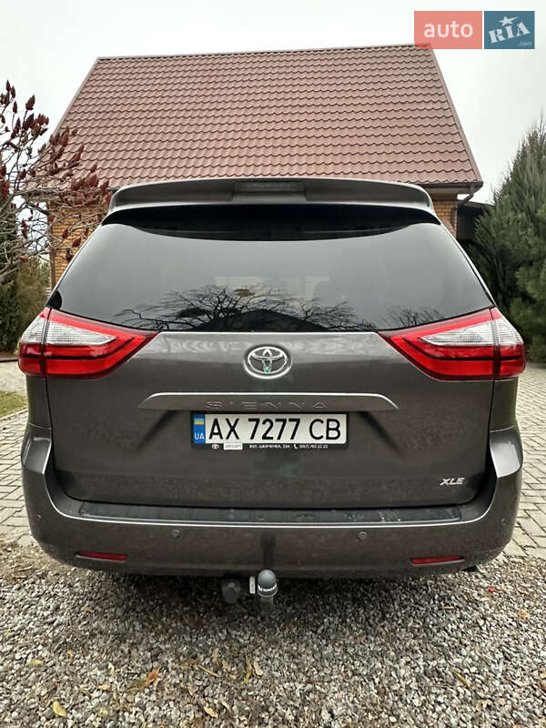 Мінівен Toyota Sienna 2016 в Харкові