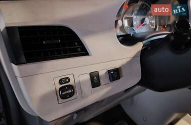 Минивэн Toyota Sienna 2010 в 