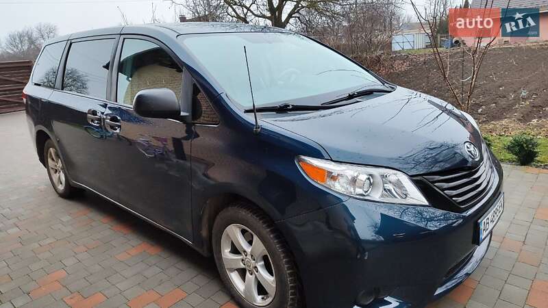 Минивэн Toyota Sienna 2010 в 