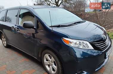 Минивэн Toyota Sienna 2010 в 