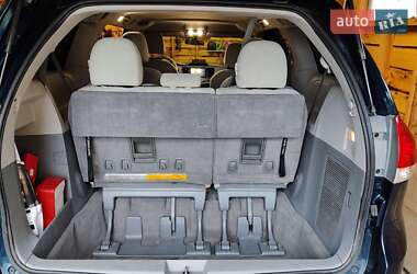 Минивэн Toyota Sienna 2010 в 