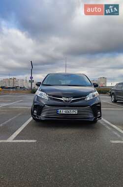 Минивэн Toyota Sienna 2019 в 