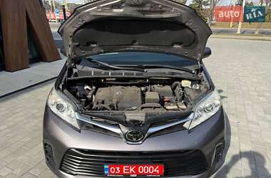 Минивэн Toyota Sienna 2018 в 
