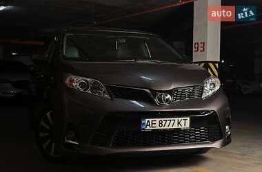 Минивэн Toyota Sienna 2016 в Днепре