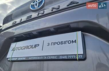 Минивэн Toyota Sienna 2022 в 
