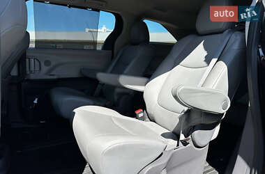 Мінівен Toyota Sienna 2021 в 