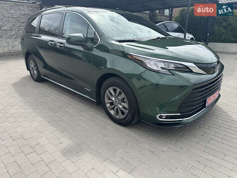 Минивэн Toyota Sienna 2021 в 