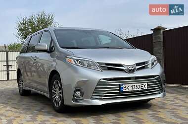 Минивэн Toyota Sienna 2019 в 