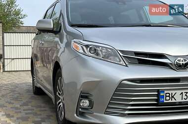 Минивэн Toyota Sienna 2019 в 