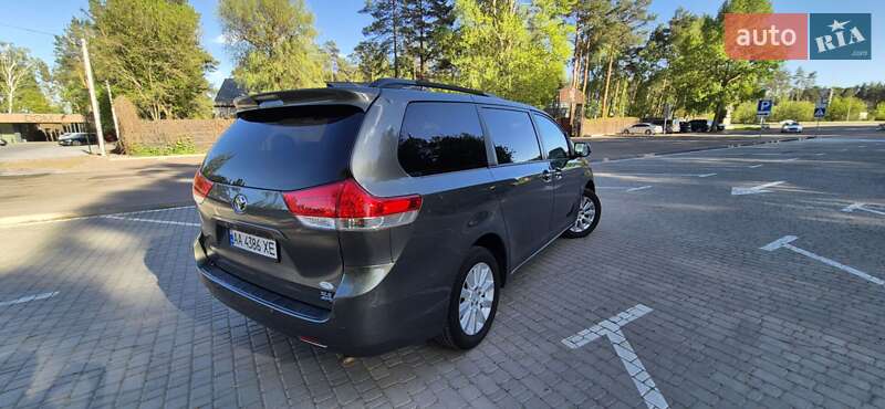 Мінівен Toyota Sienna 2013 в Києві