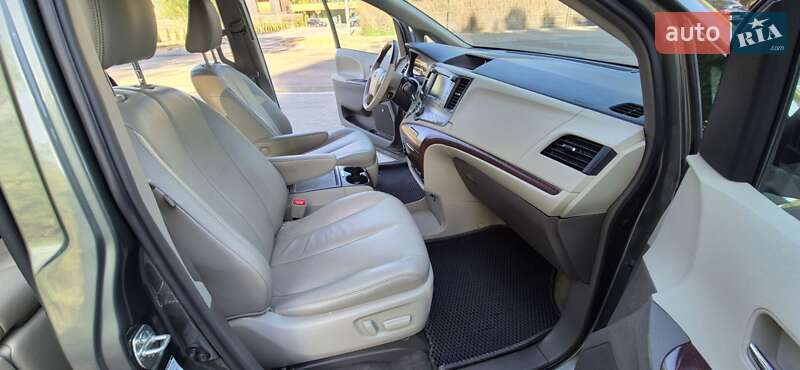Мінівен Toyota Sienna 2013 в Києві