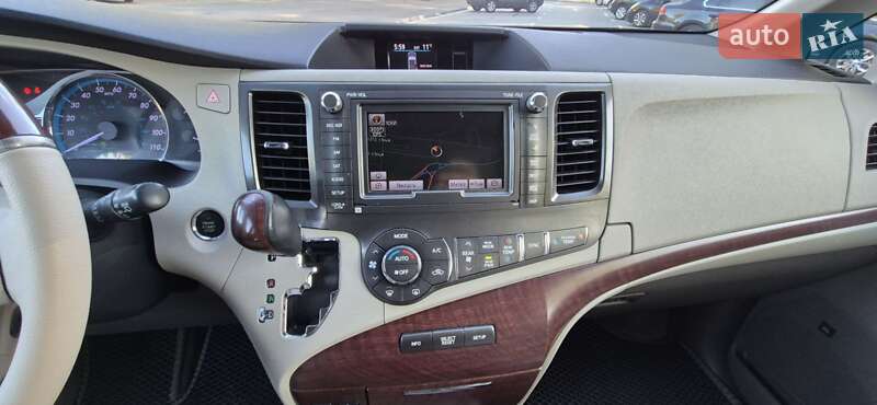 Мінівен Toyota Sienna 2013 в Києві