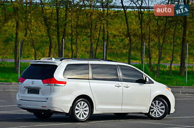 Мінівен Toyota Sienna 2014 в 