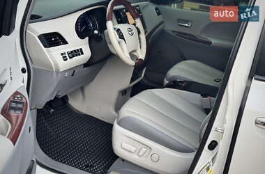 Мінівен Toyota Sienna 2014 в 