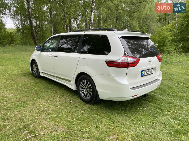 Мінівен Toyota Sienna 2018 в Радивиліві
