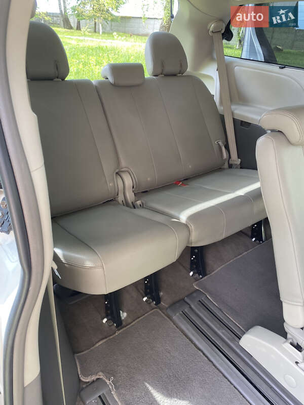 Мінівен Toyota Sienna 2018 в Радивиліві