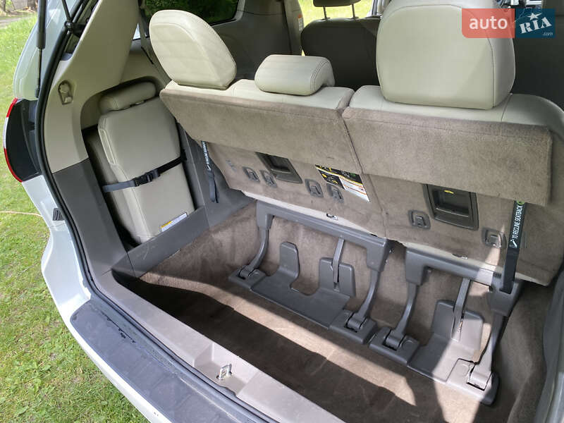 Мінівен Toyota Sienna 2018 в Радивиліві