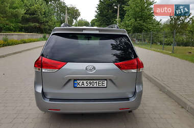 Минивэн Toyota Sienna 2013 в 