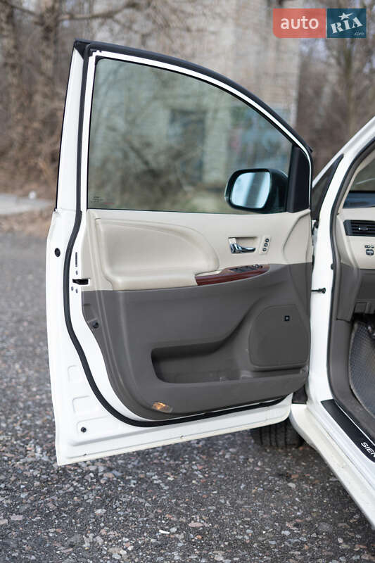Минивэн Toyota Sienna 2013 в Киеве