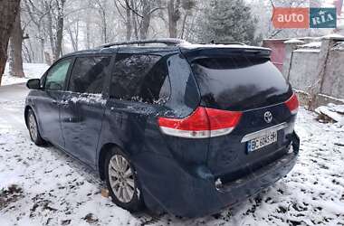 Минивэн Toyota Sienna 2012 в 