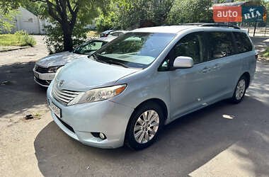 Минивэн Toyota Sienna 2015 в 