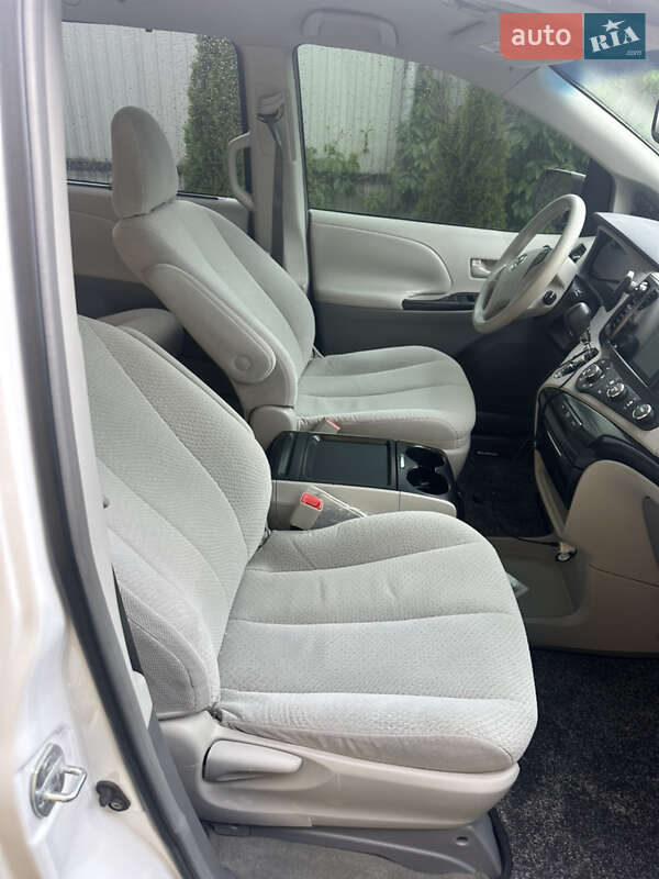Мінівен Toyota Sienna 2011 в Луцьку