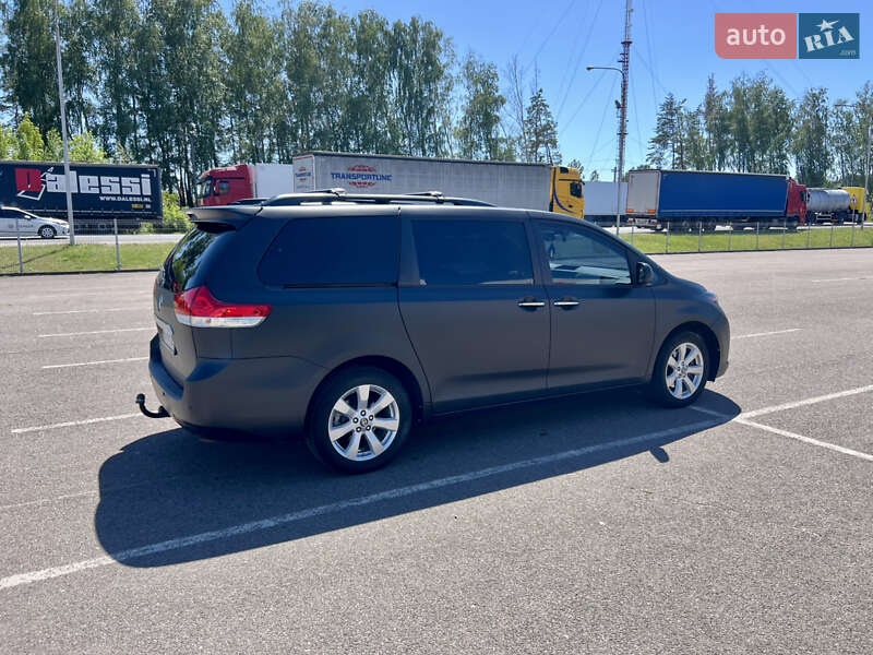 Мінівен Toyota Sienna 2014 в Ковелі