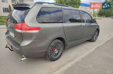 Минивэн Toyota Sienna 2012 в Шостке