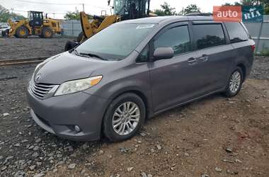 Минивэн Toyota Sienna 2015 в 