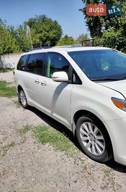 Мінівен Toyota Sienna 2013 в Дніпрі