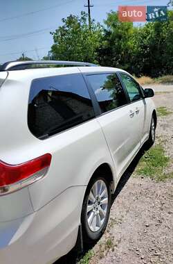 Мінівен Toyota Sienna 2013 в Дніпрі