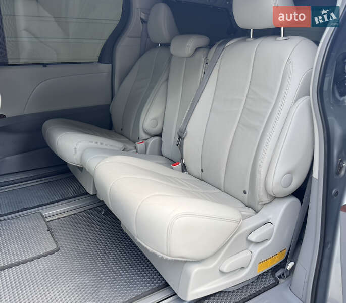 Мінівен Toyota Sienna 2013 в Одесі