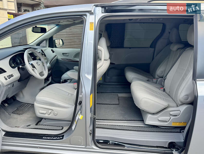Мінівен Toyota Sienna 2013 в Одесі