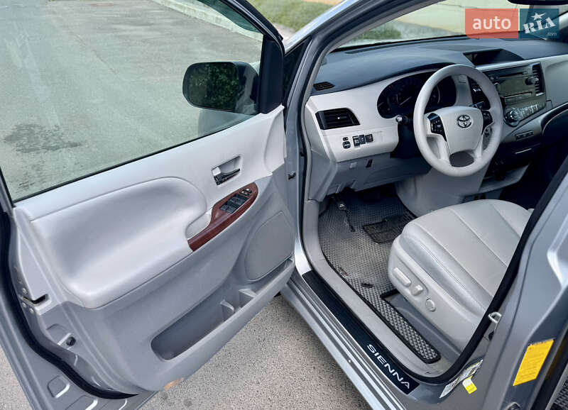Мінівен Toyota Sienna 2013 в Одесі