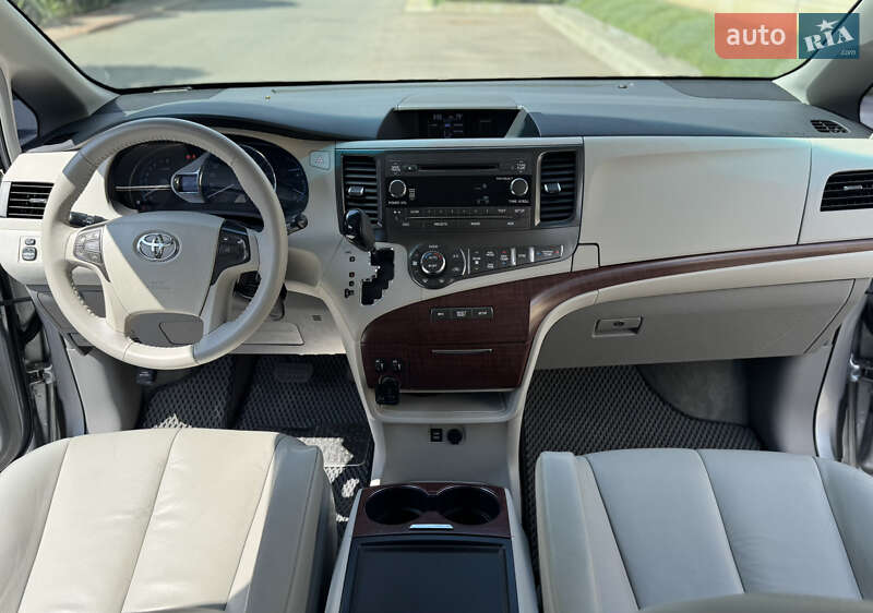 Мінівен Toyota Sienna 2013 в Одесі