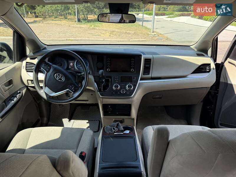 Минивэн Toyota Sienna 2019 в Черноморске