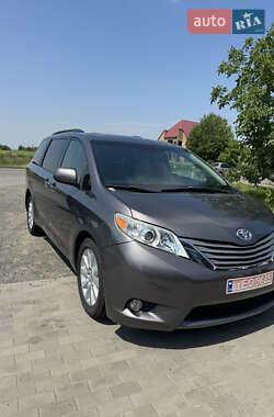 Минивэн Toyota Sienna 2015 в Луцке