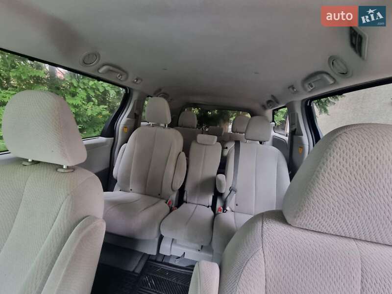 Мінівен Toyota Sienna 2013 в Гусятині
