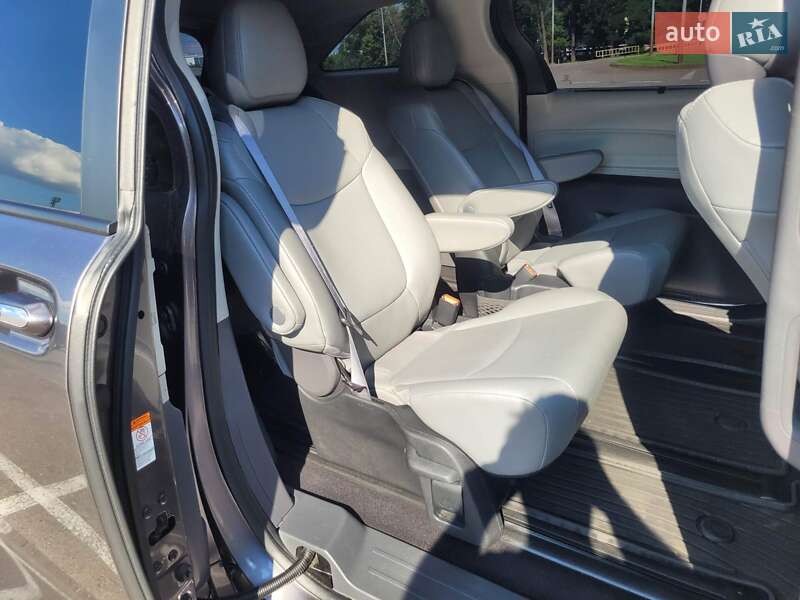 Мінівен Toyota Sienna 2022 в Києві