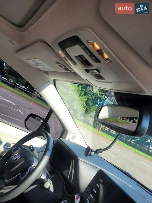 Мінівен Toyota Sienna 2022 в Києві