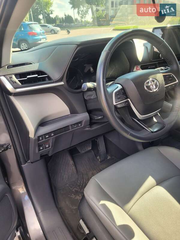 Мінівен Toyota Sienna 2022 в Києві