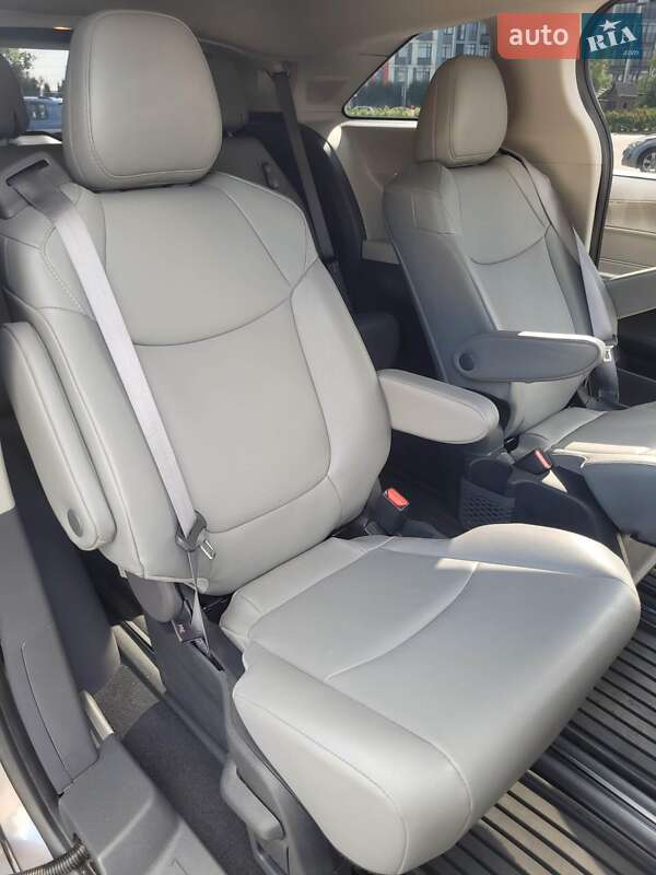 Мінівен Toyota Sienna 2022 в Києві