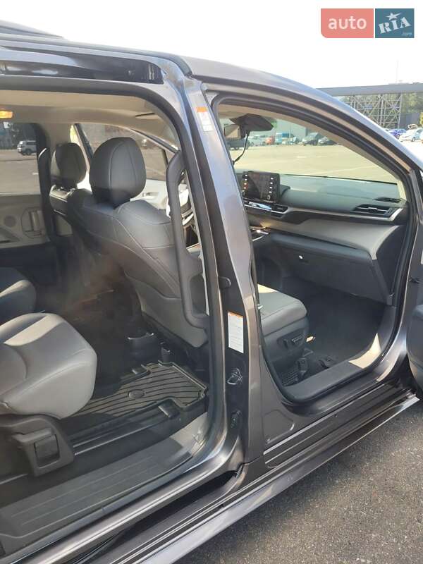 Мінівен Toyota Sienna 2022 в Києві